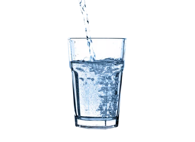 nalewanie wody do szklanki